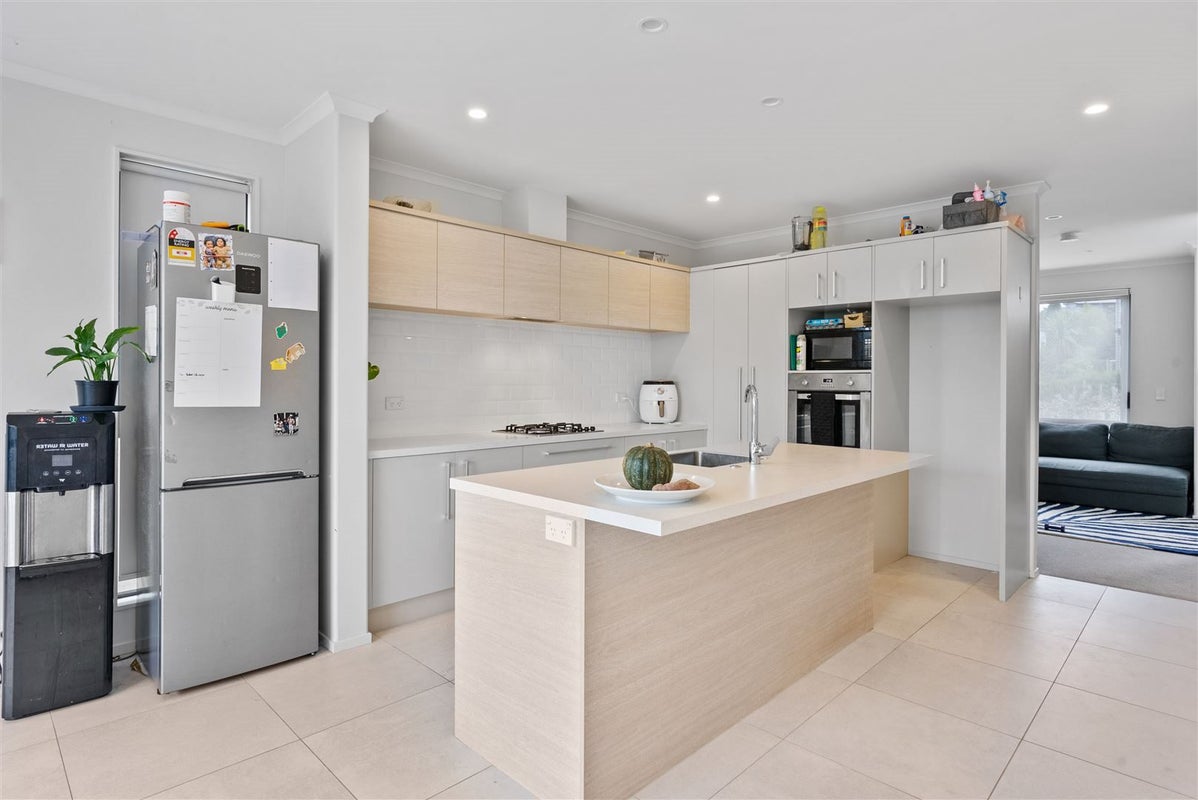 100 Matairangi Avenue, Totara Heights, Auckland - Carousel 2