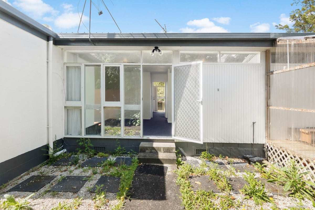 5/18 Commodore Drive, Lynfield, Auckland - Carousel 1