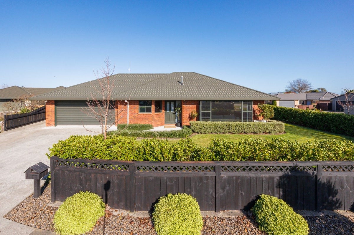 2 Alpine Grove, Kelvin Grove, Palmerston North - Carousel 1