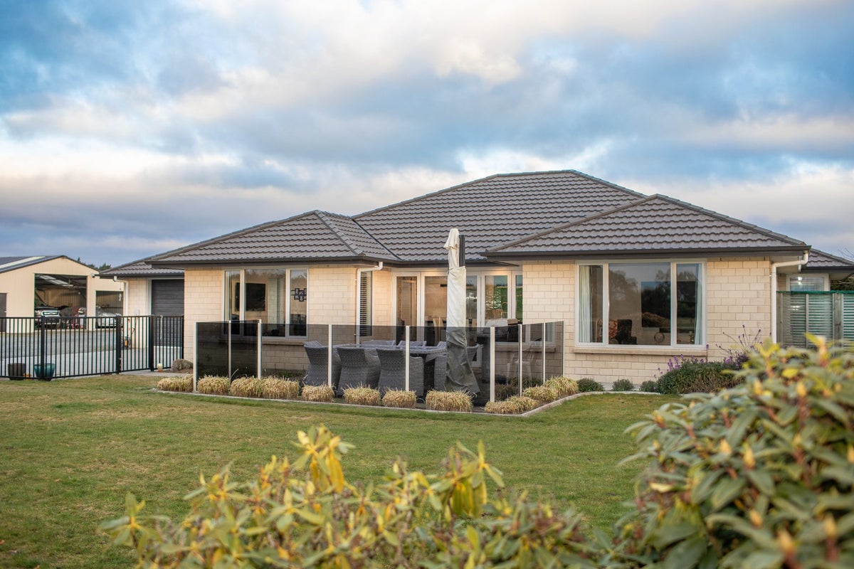 128 Millwood Glen, Mill Road - Carousel 1
