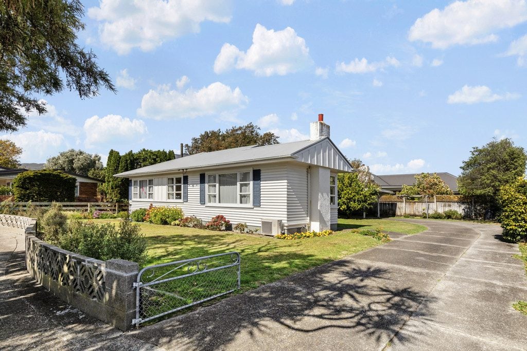 76 Queens Grove, Hutt Central, Lower Hutt - Carousel 2