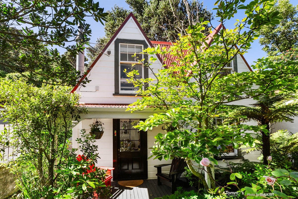 4 Tyne Street, Island Bay, Wellington - Carousel 1