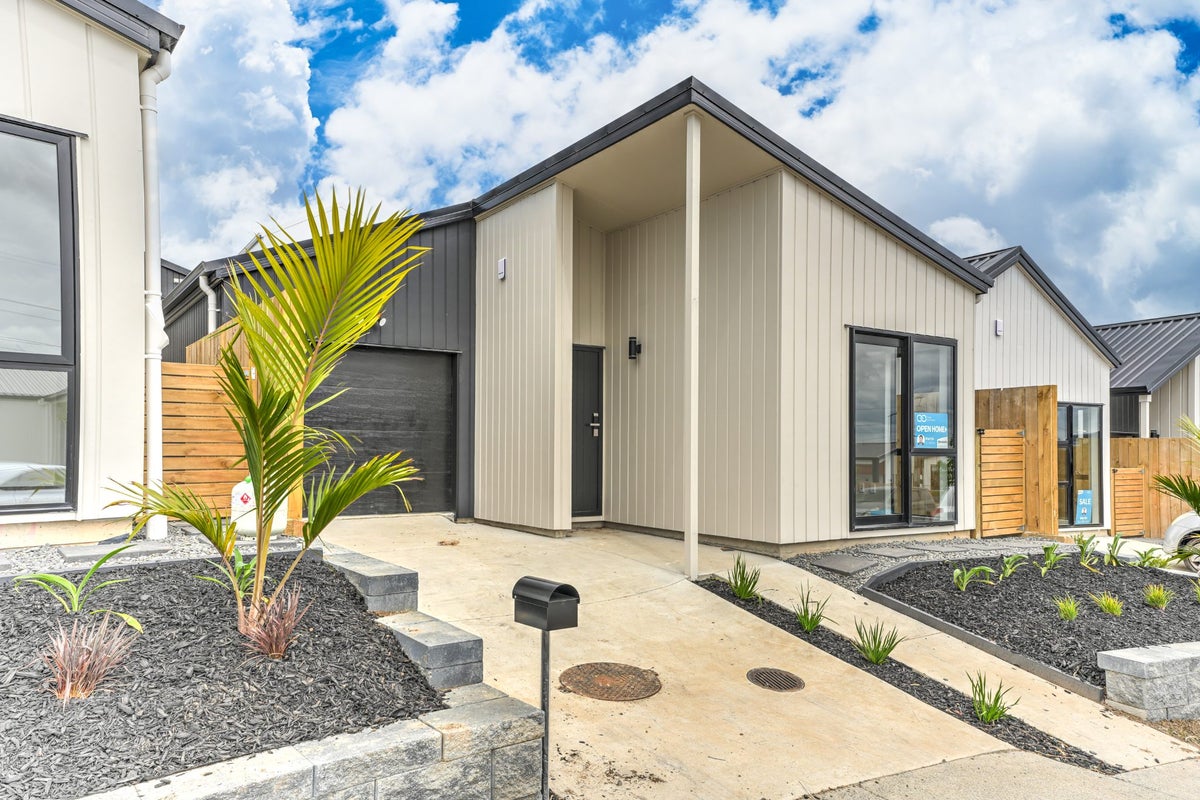 11 Horokaka Street, Massey, Auckland - Carousel 25