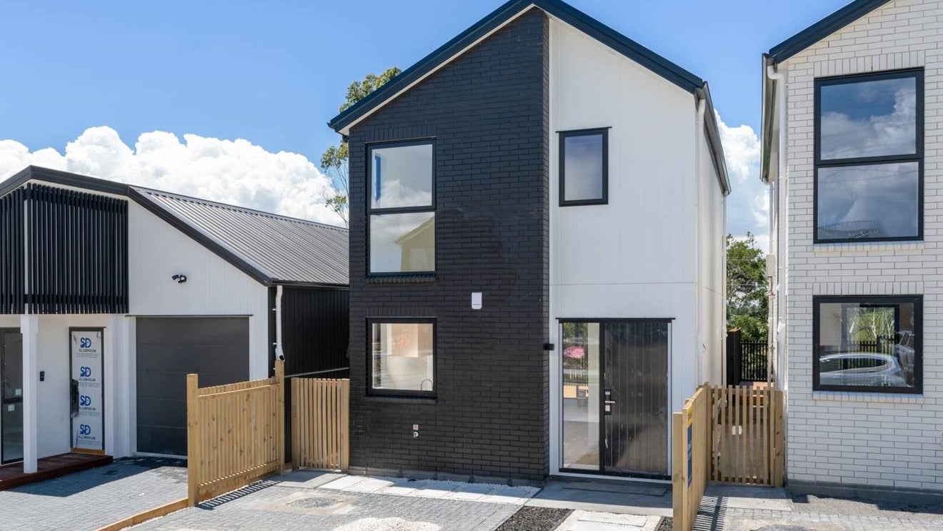 20 Paretao Street, Massey, Auckland - Carousel 1