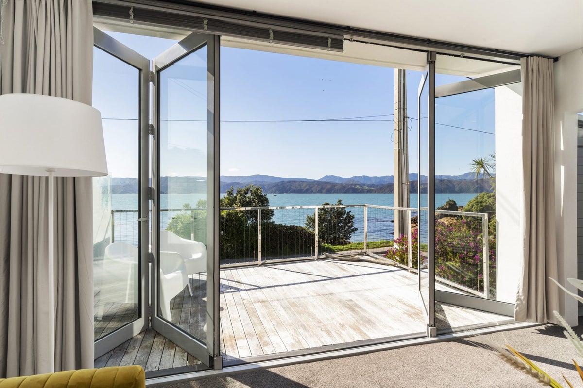 491 Karaka Bay Road, Karaka Bays, Wellington - Carousel 1