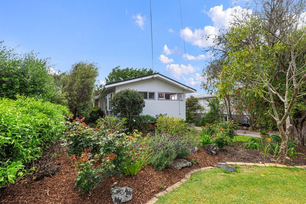 98 Tiroroa Avenue, Te Atatu South, Auckland - Carousel 2