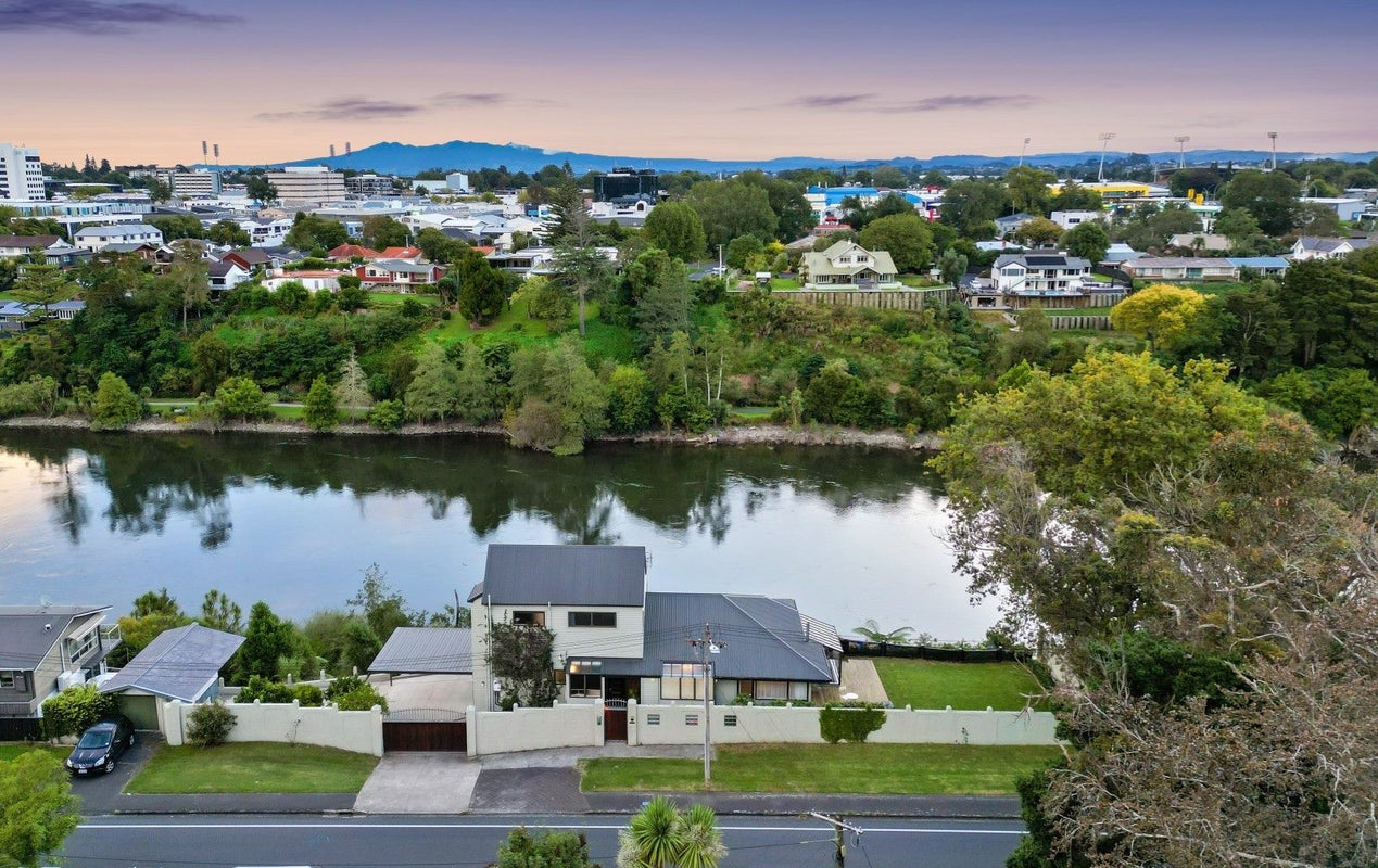 363 River Road, Claudelands, Hamilton - Carousel 1