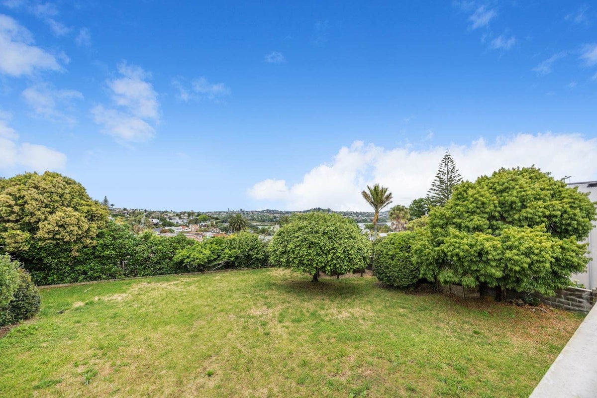 4 Fenton Circus, Orakei, Auckland - Carousel 2
