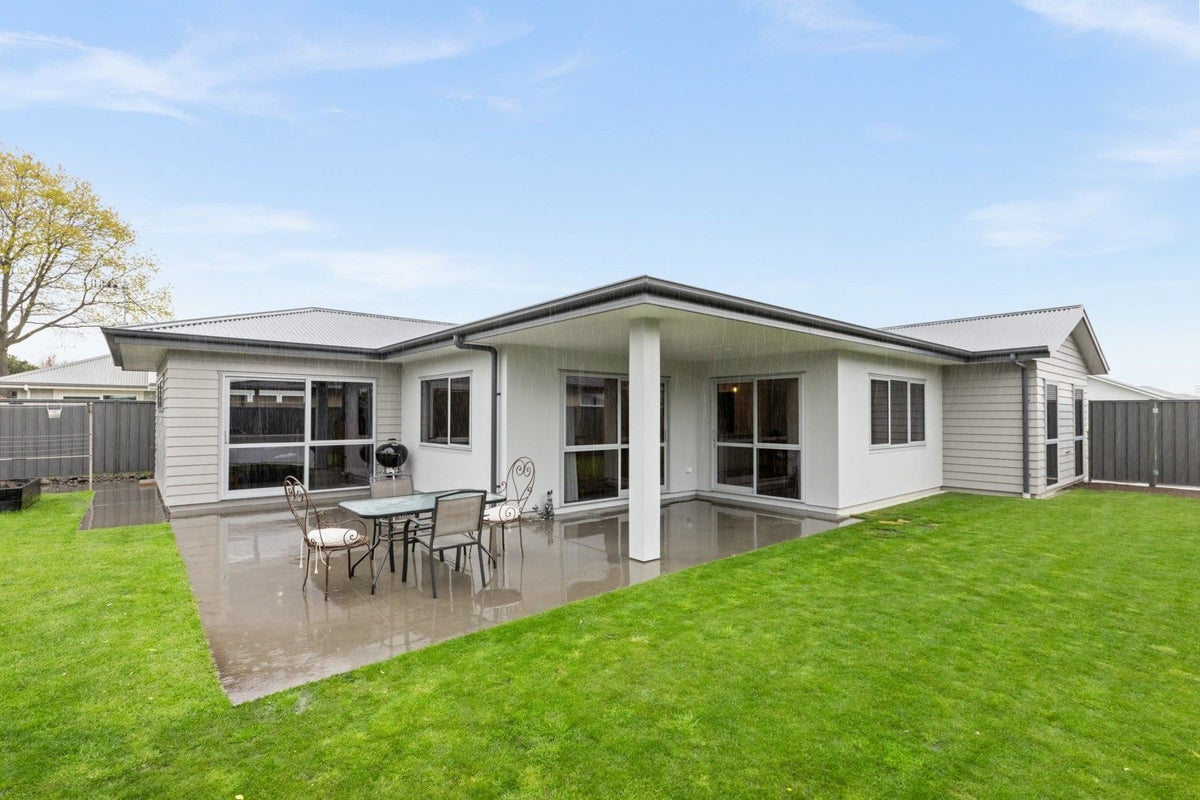 17 Drovers Way, Frimley, Hastings - Carousel 1