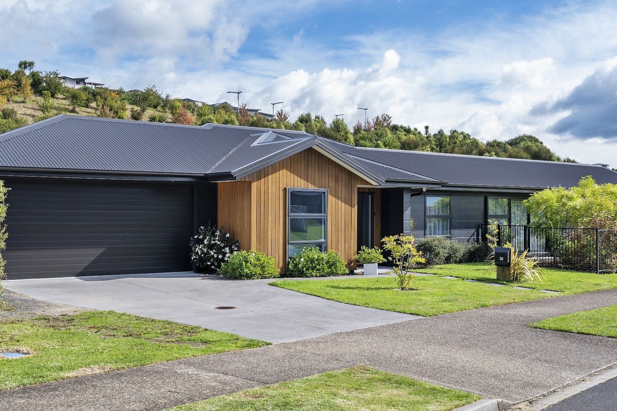 38 Pakanga Grove, Pyes Pa, Tauranga - Carousel 1