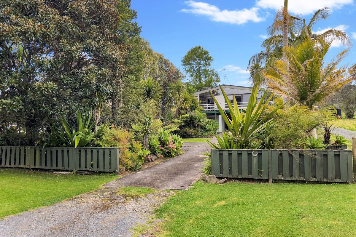 9 Grassmere Road, Henderson Valley, Auckland - Carousel 1