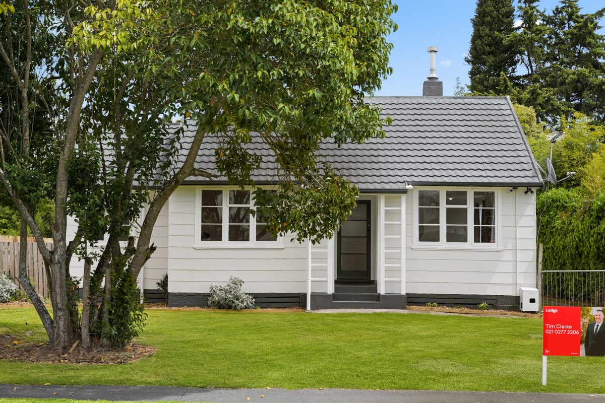 15 Paul Crescent, Fairfield, Hamilton, Waikato - Carousel 1