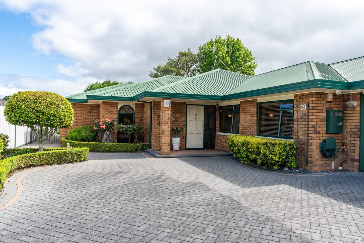 19 Kingsford Mews, Hamilton East, Hamilton - Carousel 24
