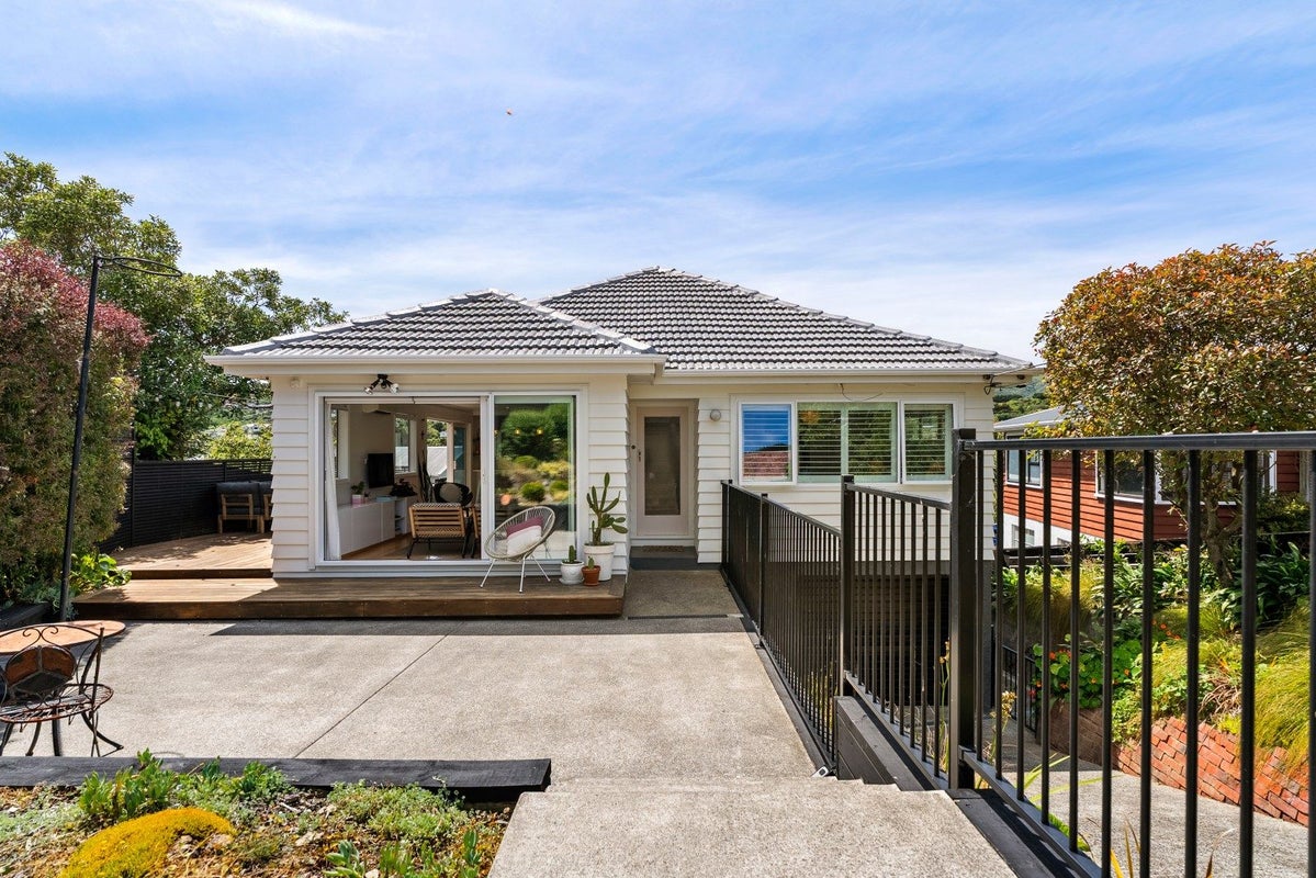 19 Kereru Bend, Tawa, Wellington - Carousel 1