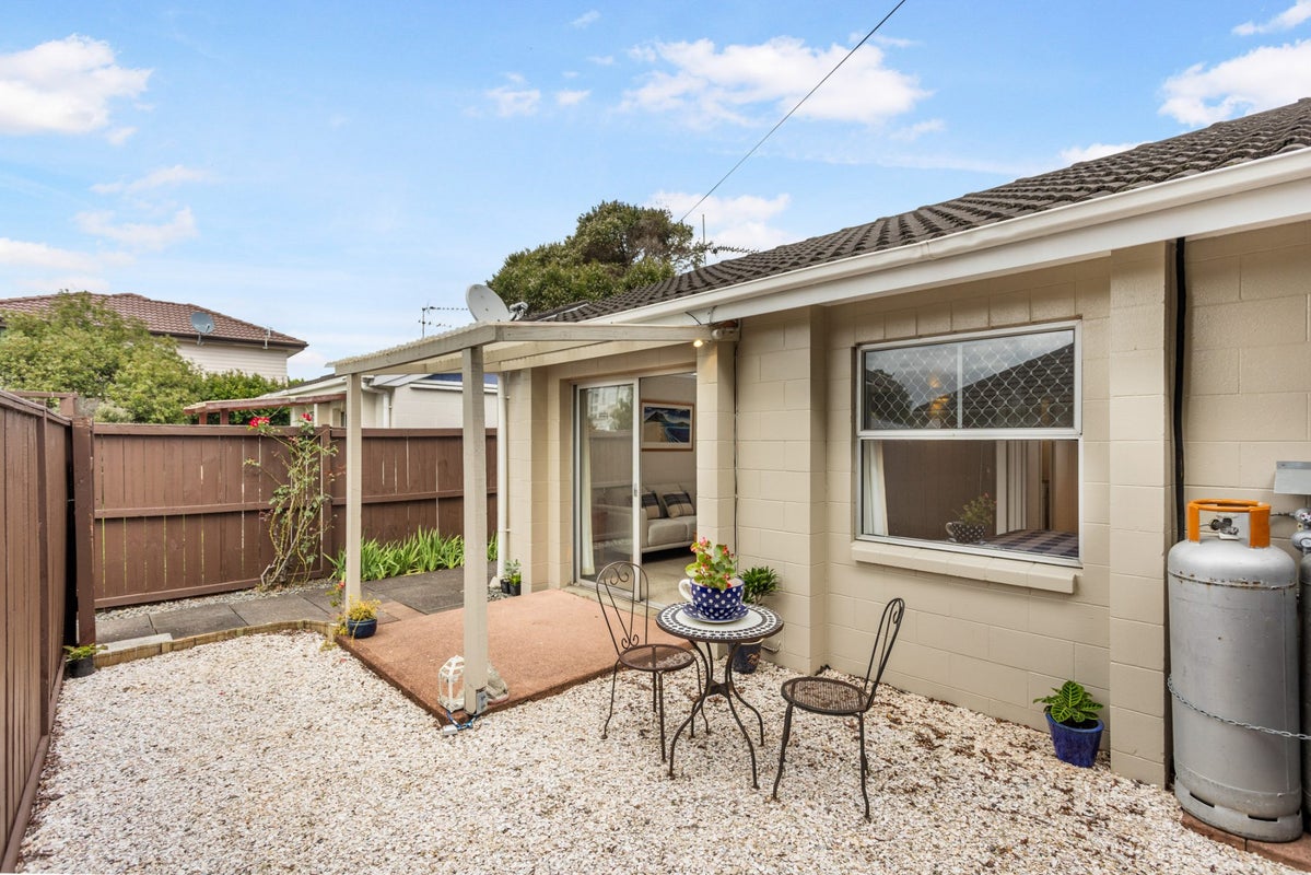 4/37 Grotto Street, Te Papapa, Auckland - Carousel 1