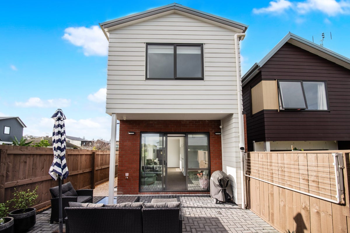 16 Raamuri Road, Glen Innes, Auckland - Carousel 1