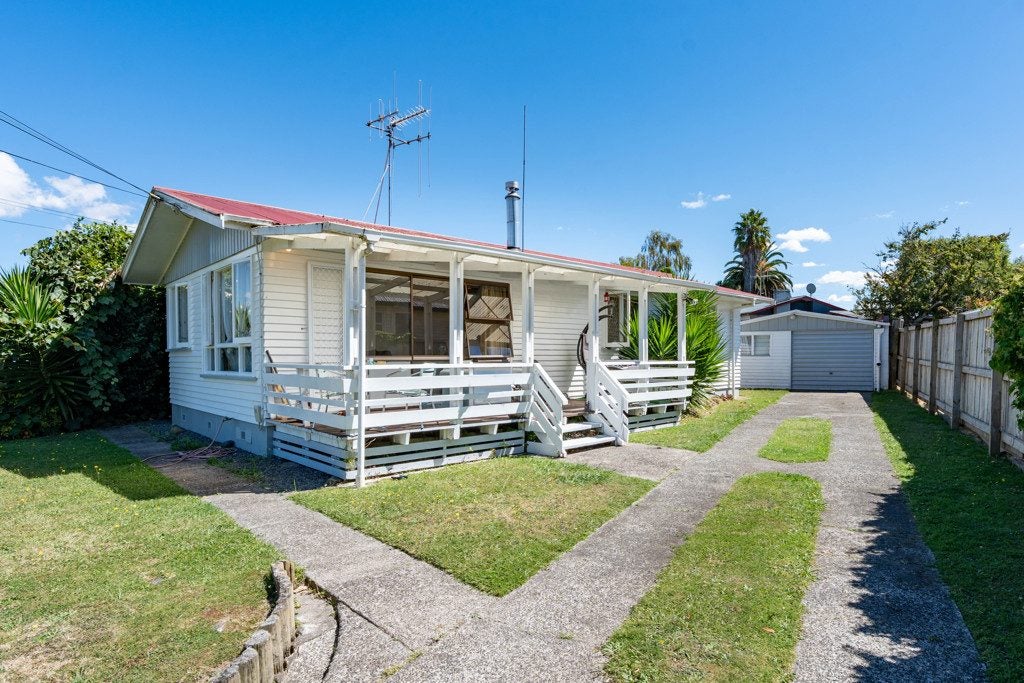 6 Manapouri Place, Glenview, Hamilton - Carousel 1
