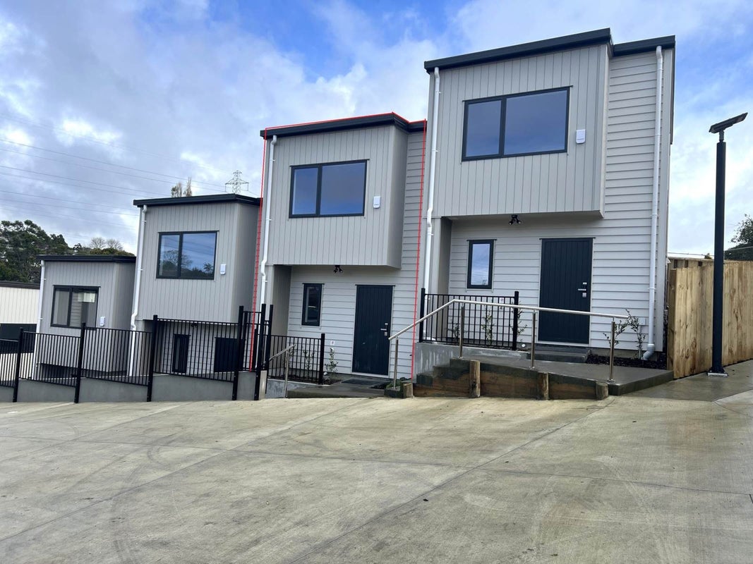 2/16 Reynella Drive, Massey, Auckland - Carousel 1