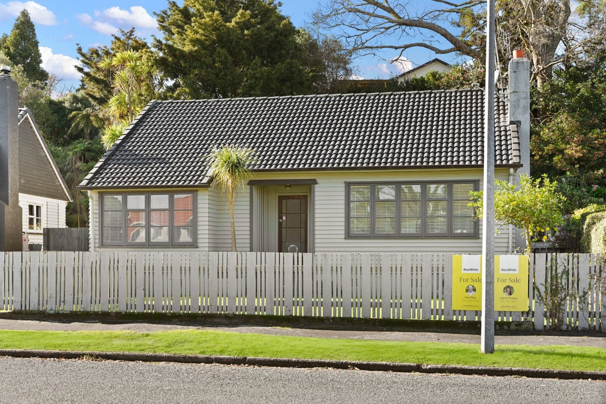 36 Galway Avenue, Hamilton East, Hamilton - Carousel 1