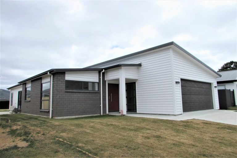 8 Whitten Way, Wallaceville, Upper Hutt - Carousel 7