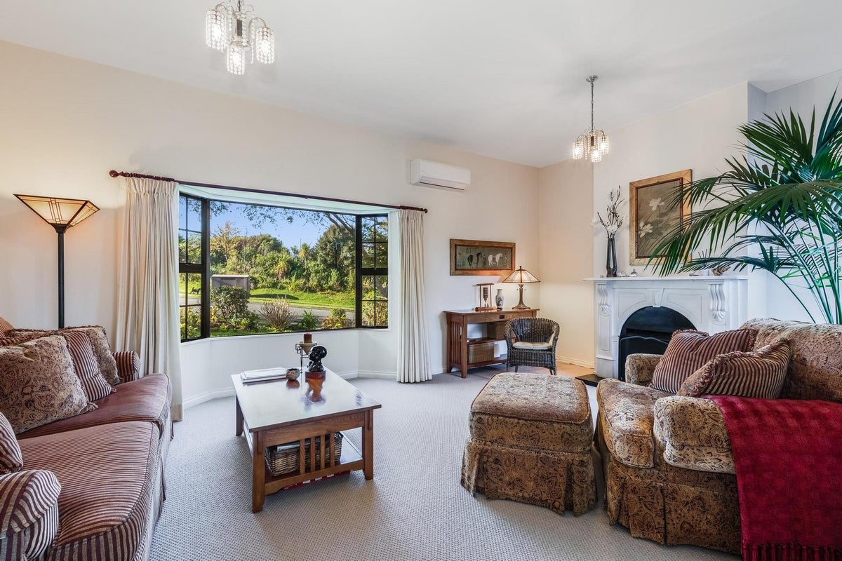 6 Samwell Drive, Whitby, Porirua - Carousel 2