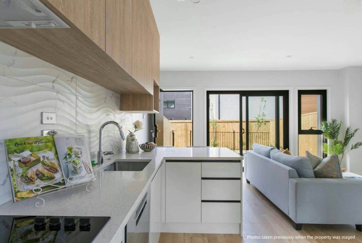 4/15 Toru Street, Te Atatu Peninsula, Auckland - Carousel 1