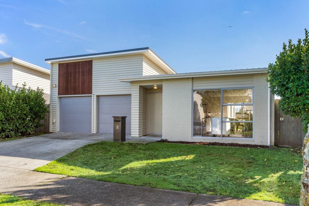 32 Popokatea Drive, Takanini, Auckland - Carousel 1