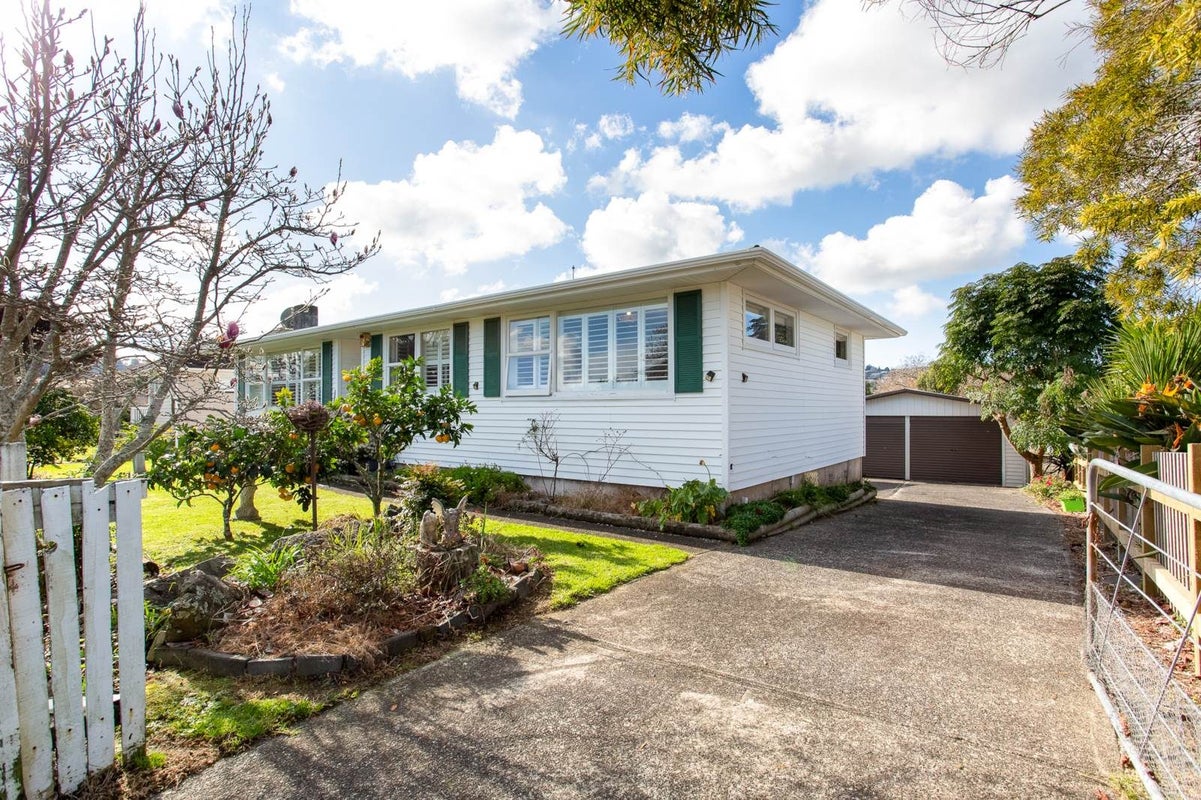 3 Crocombe Crescent, Beach Haven, Auckland - Carousel 2