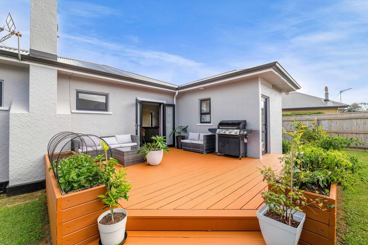 261 Coronation Avenue, Welbourn, New Plymouth - Carousel 1