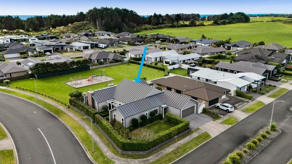 1 Gleneagles Way, Waiwhakaiho, New Plymouth - Carousel 1