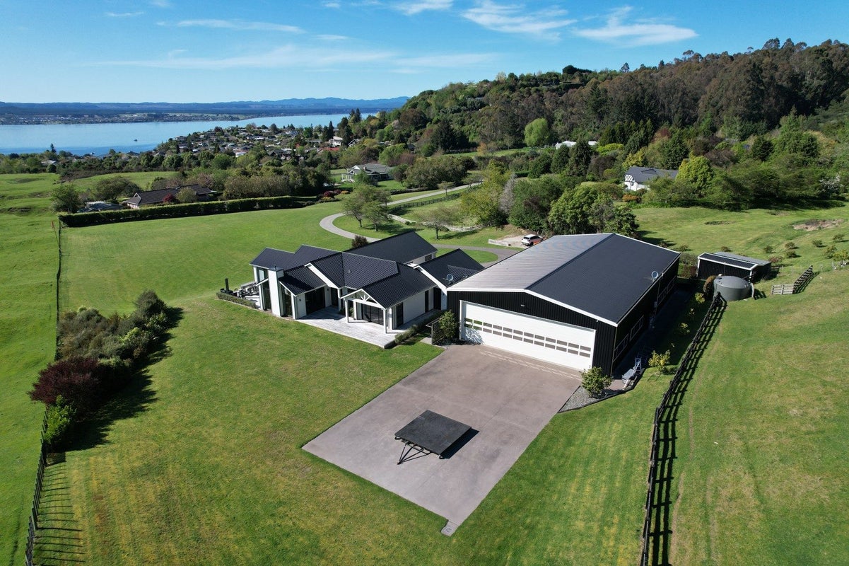 28 Te Moenga Park, Acacia Bay, Taupo - Carousel 1