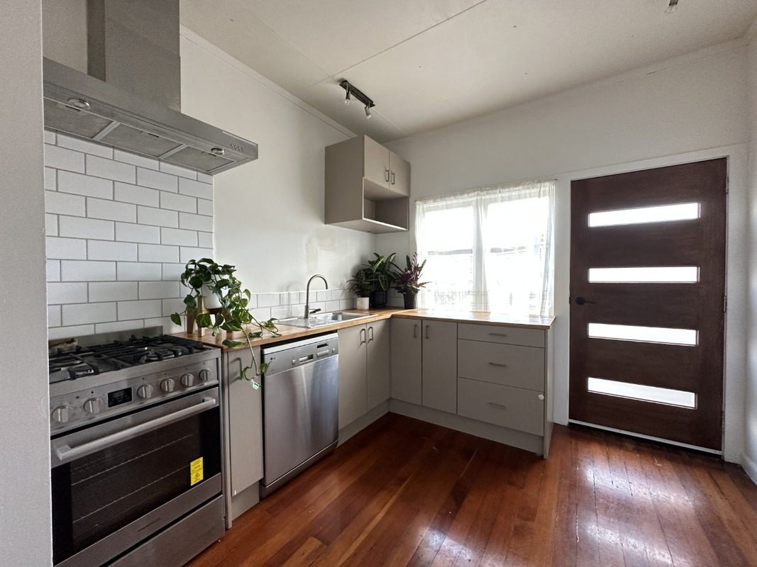 16 Brookfield Street, Hamilton East, Hamilton - Carousel 2
