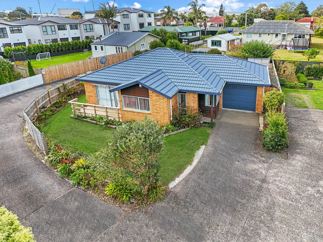 678 Te Atatu Road, Te Atatu Peninsula, Auckland - Carousel 1
