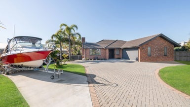 11 Columbia Crescent, Beachlands, Auckland - Carousel 1