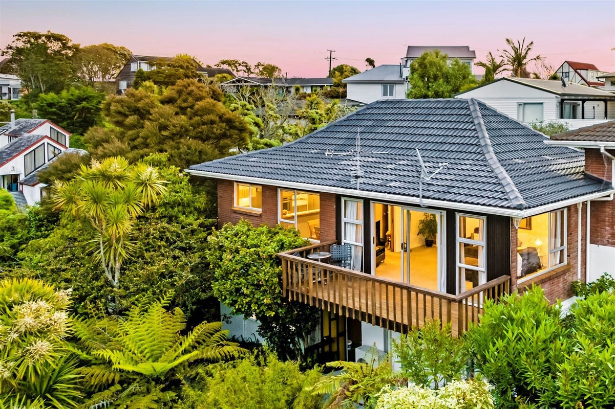 2/4 Helvetia Drive, Browns Bay, Auckland - Carousel 1