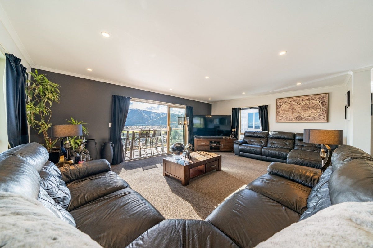 9A McCarthy Grove, Clouston Park, Upper Hutt - Carousel 2