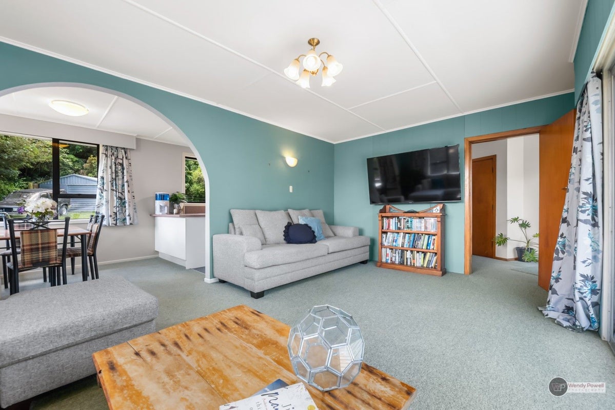 12 Holmes Grove, Naenae, Lower Hutt - Carousel 2