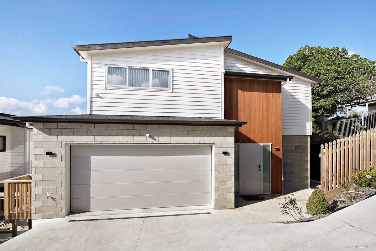 10 Aberdeen Road, Campbells Bay, Auckland - Carousel 1