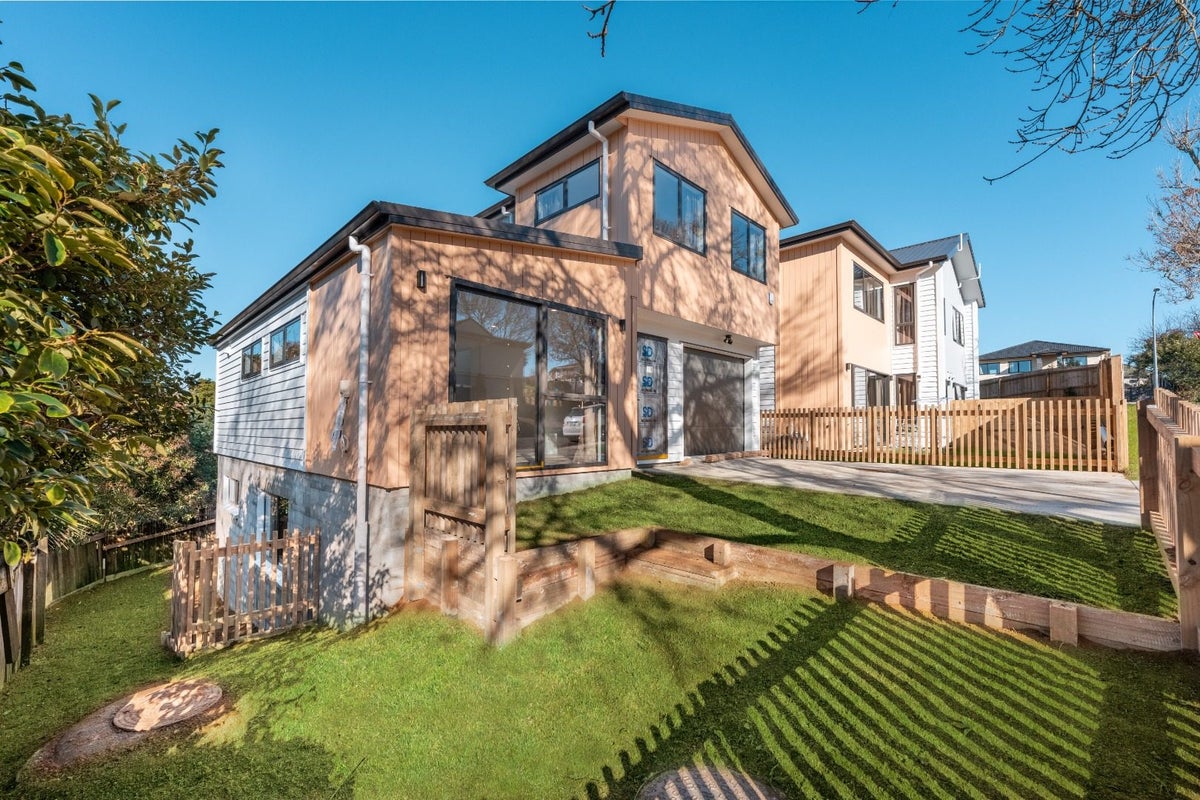 1C Flamingo Court, Goodwood Heights, Auckland - Carousel 1