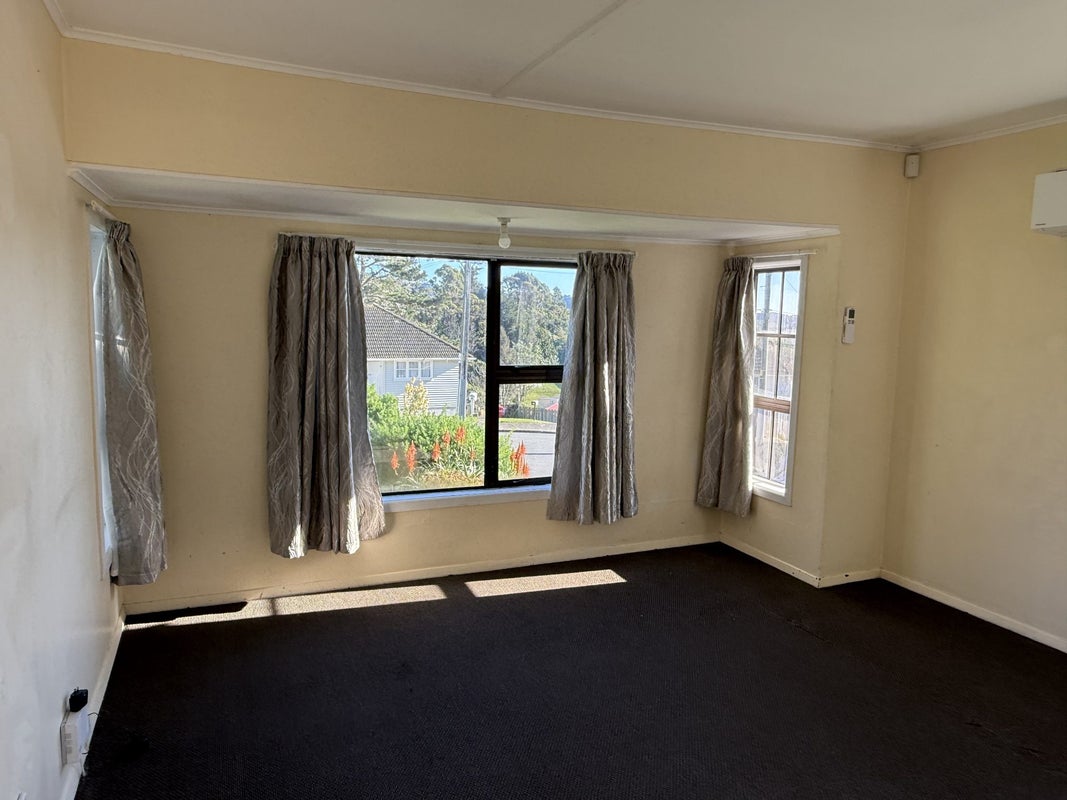 10 Norfolk Grove, Cannons Creek, Porirua - Carousel 1