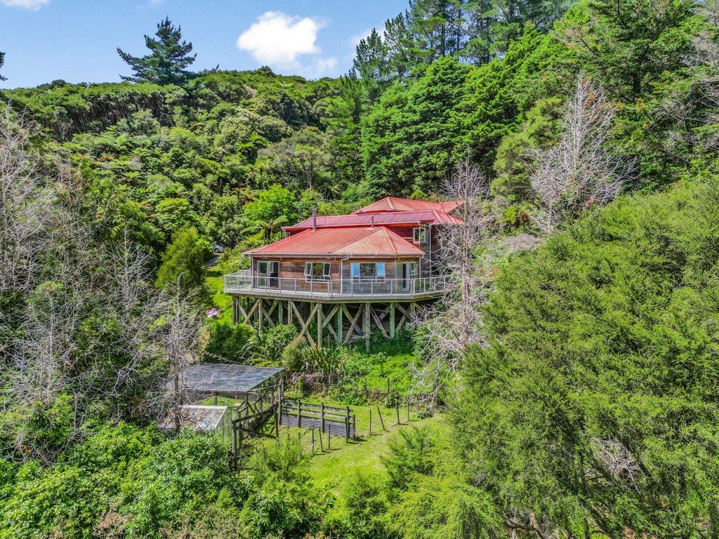 526 Moores Valley Road, Wainuiomata, Lower Hutt - Carousel 1