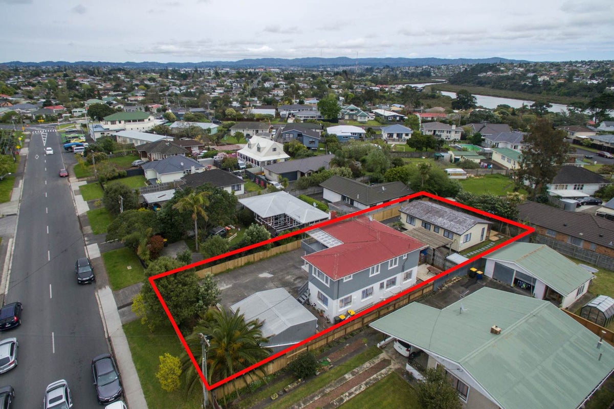 706 Te Atatu Road, Te Atatu Peninsula, Auckland - Carousel 2