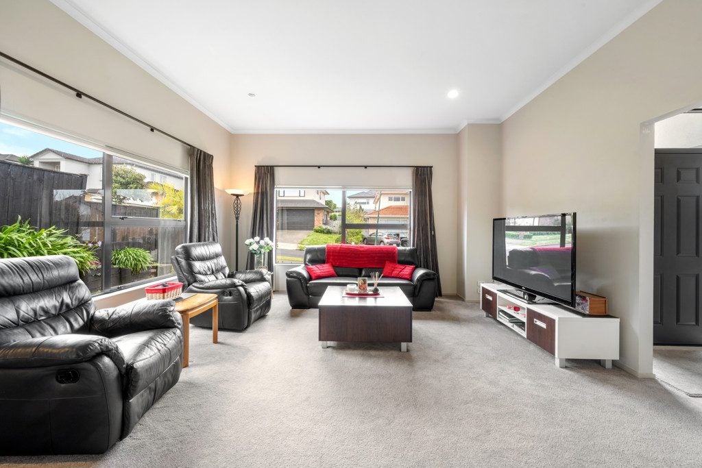 14 Gibbston Crescent, Flat Bush, Auckland - Carousel 2