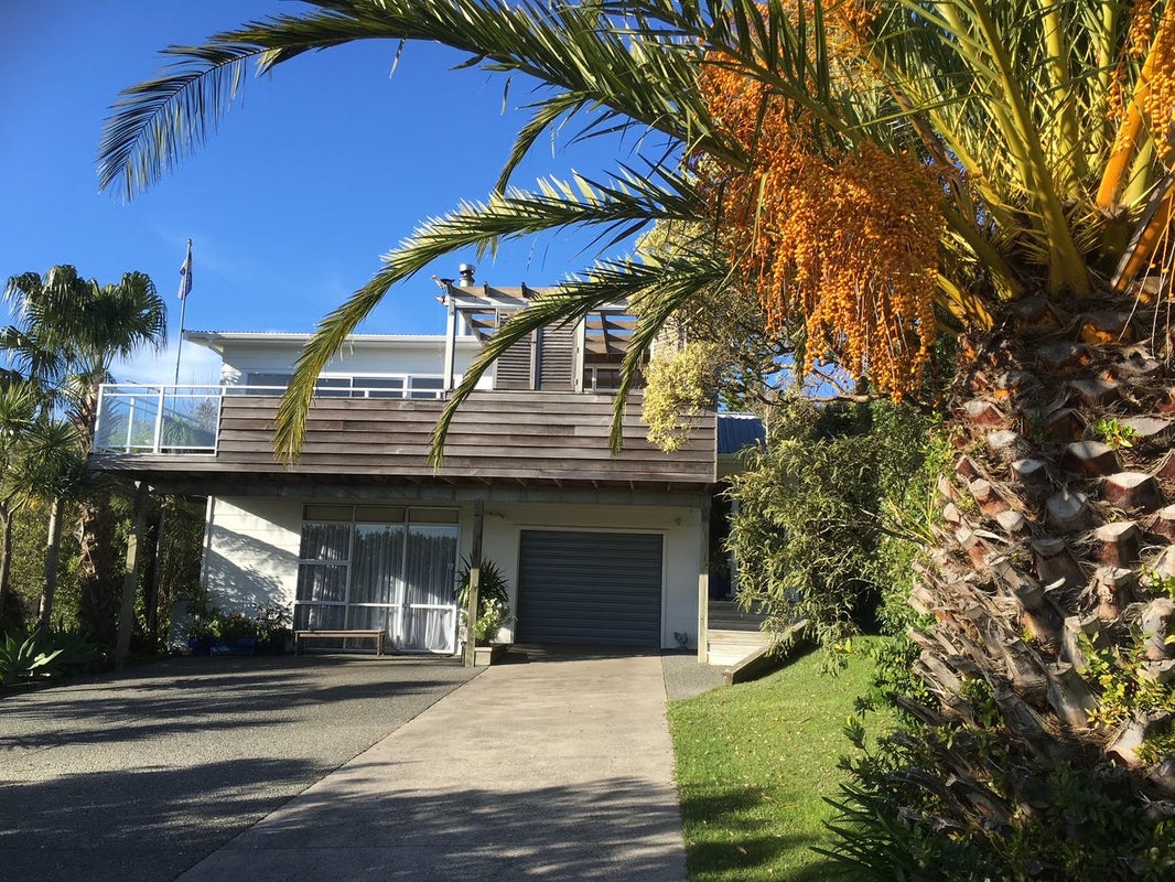 27 Surf Road, Stanmore Bay, Whangaparaoa - Carousel 1