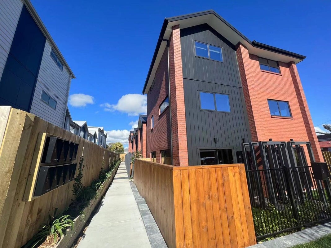 7/10 Yeovil Road, Te Atatu Peninsula, Auckland - Carousel 1
