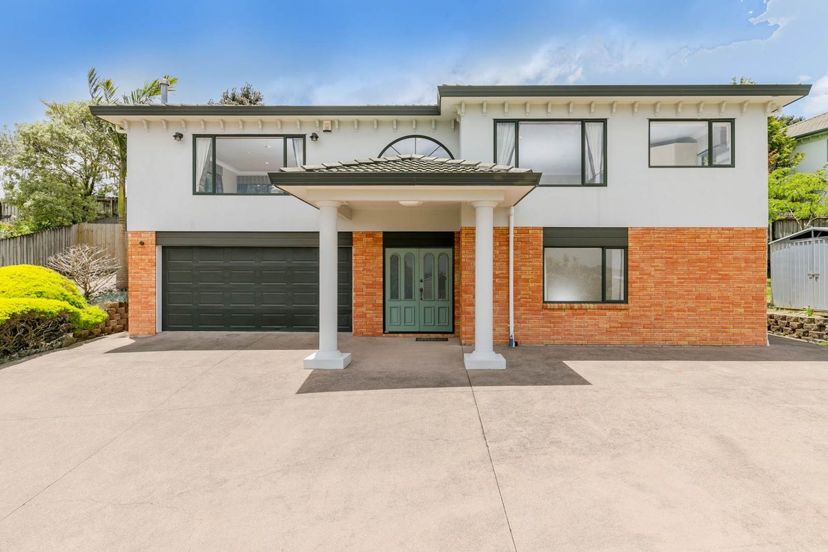 10 Graham Collins Drive, Windsor Park, Auckland - Carousel 1