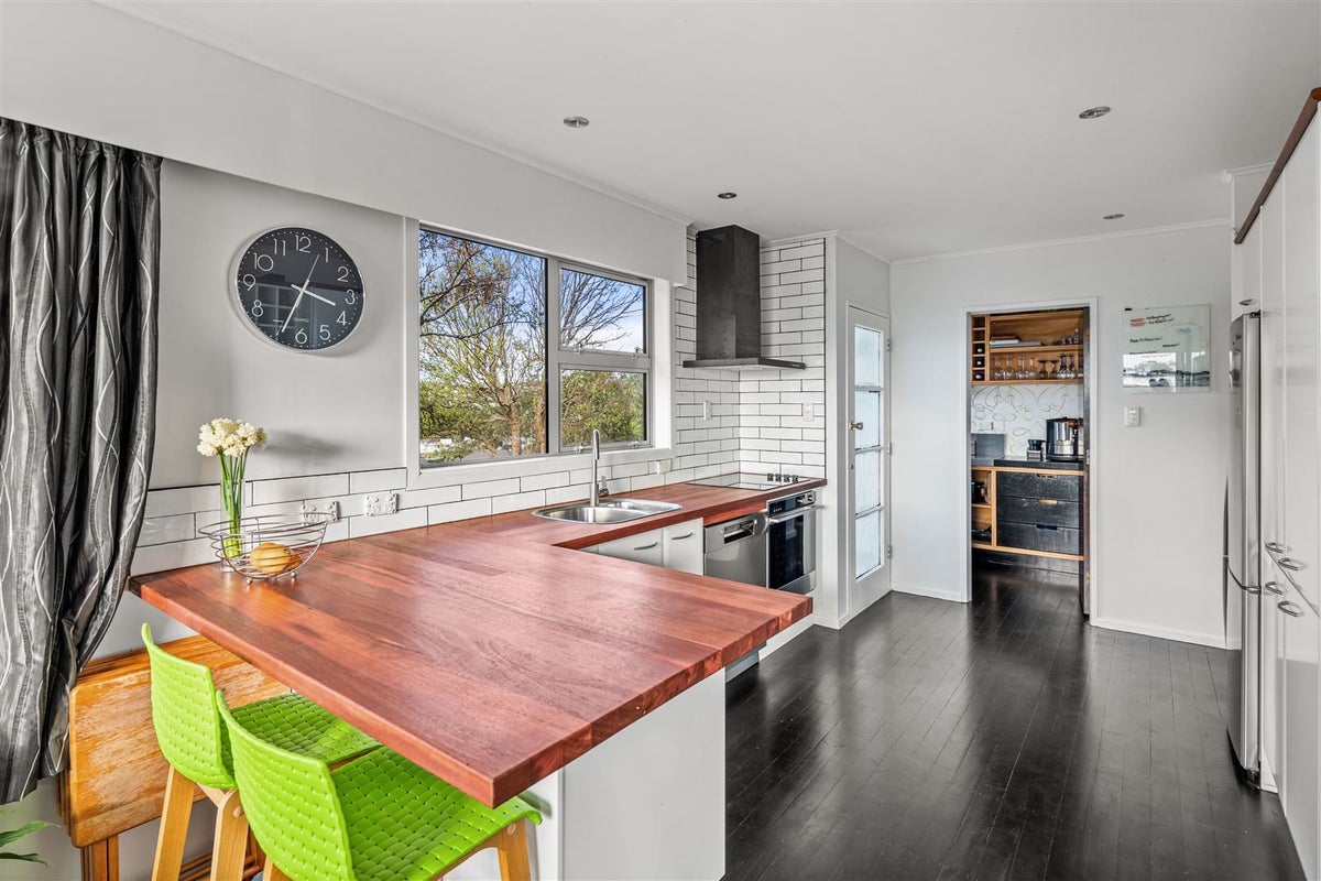1 Hillview Crescent, Paparangi, Wellington - Carousel 2