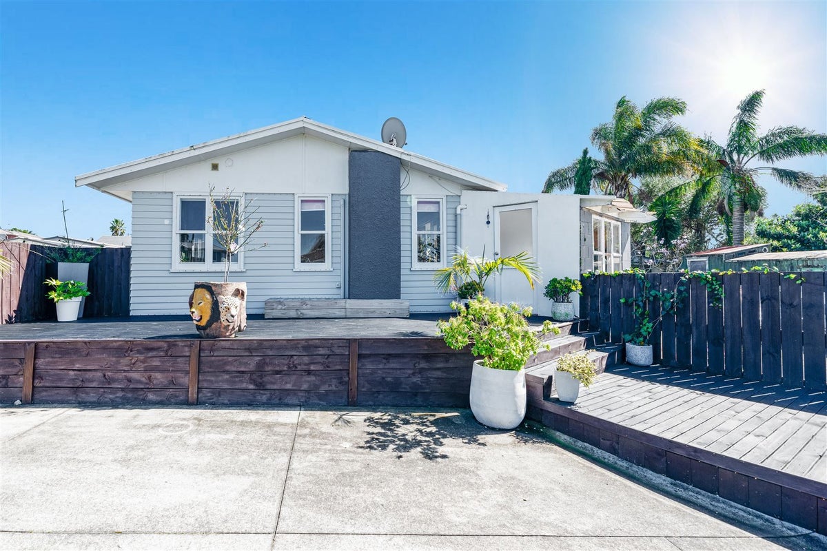 14 Martin Place, Kelston, Auckland - Carousel 1