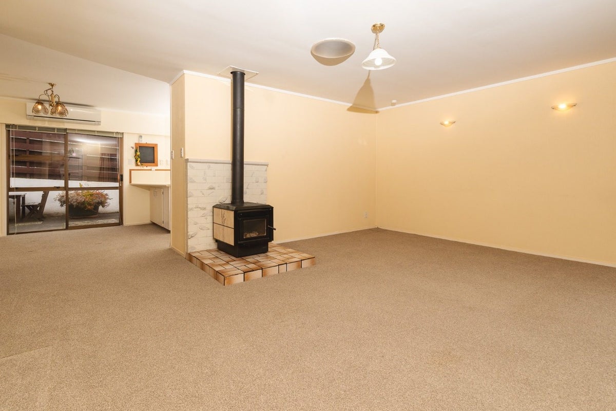 2/4 Bishop Street, Green Bay, Auckland - Carousel 2