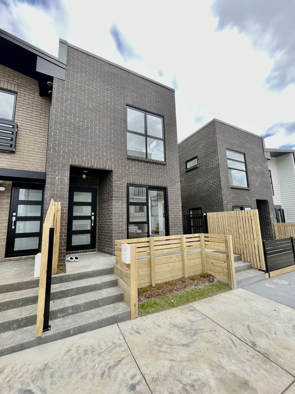 12 Rauemi Way, Te Atatu South, Auckland - Carousel 2